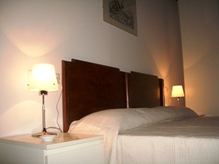 Letto doppio con doghe in frassino e testate d'epoca
